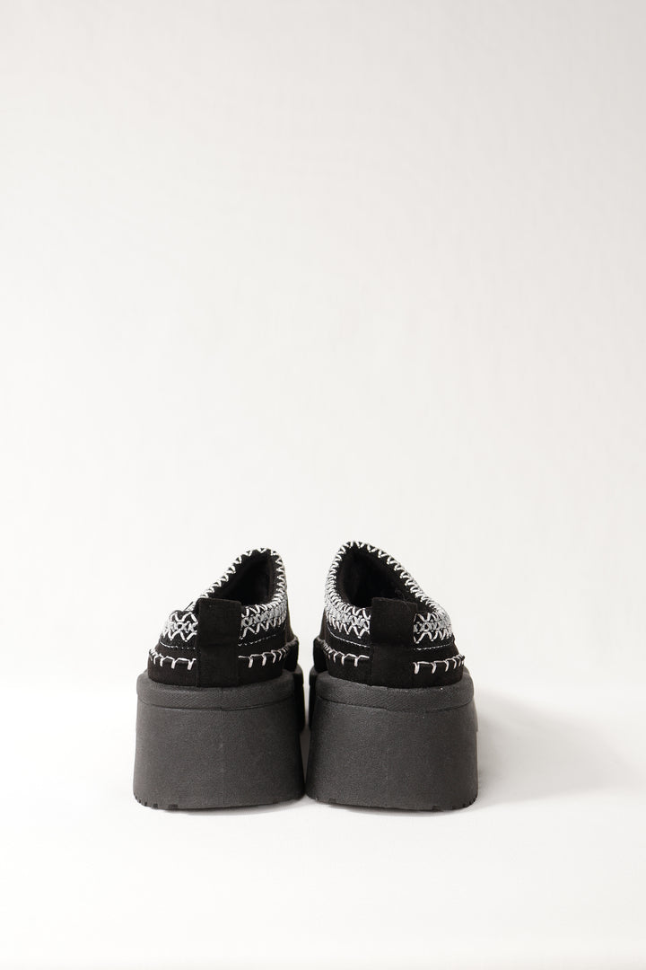 Huggy Slippers Black