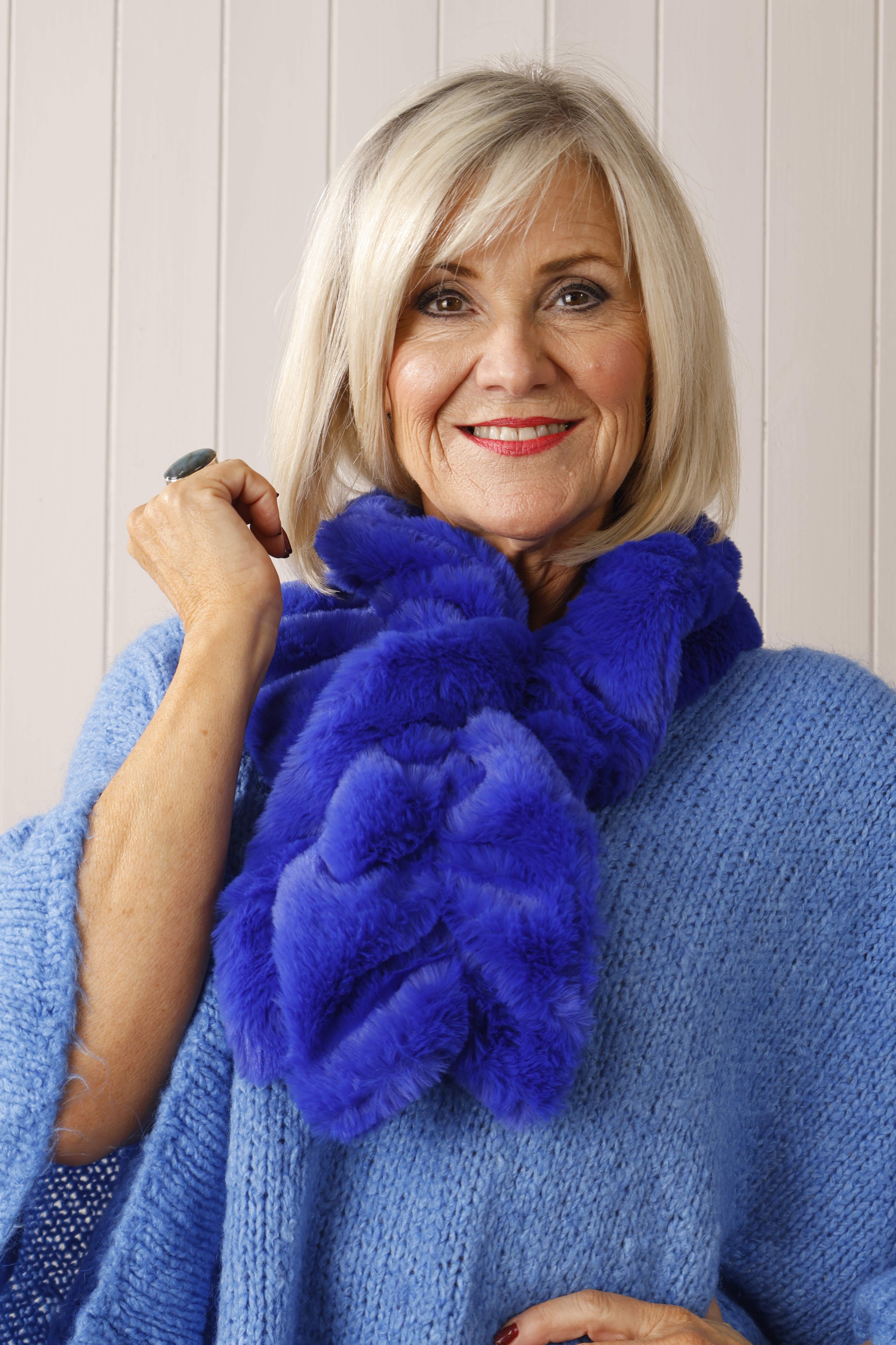 Royal fashion blue fur shawl