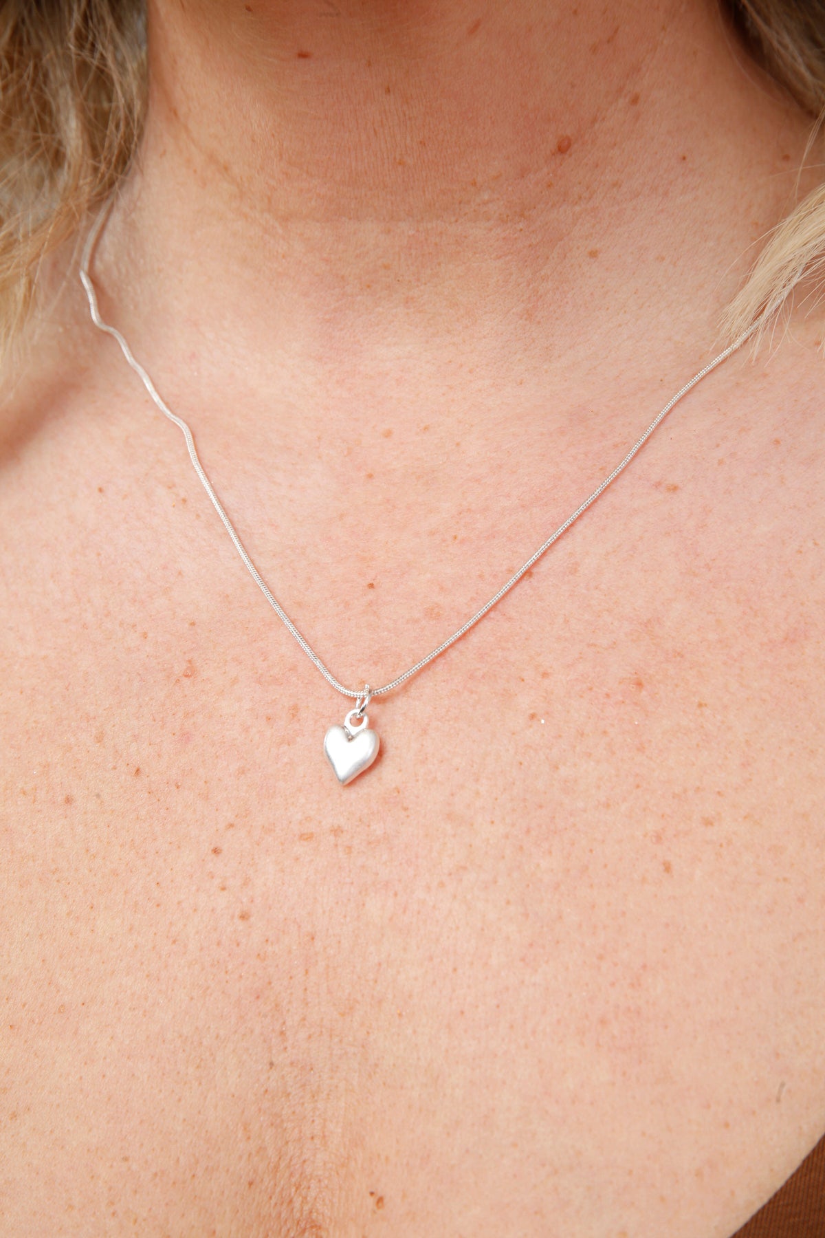 Dainty heart online necklace